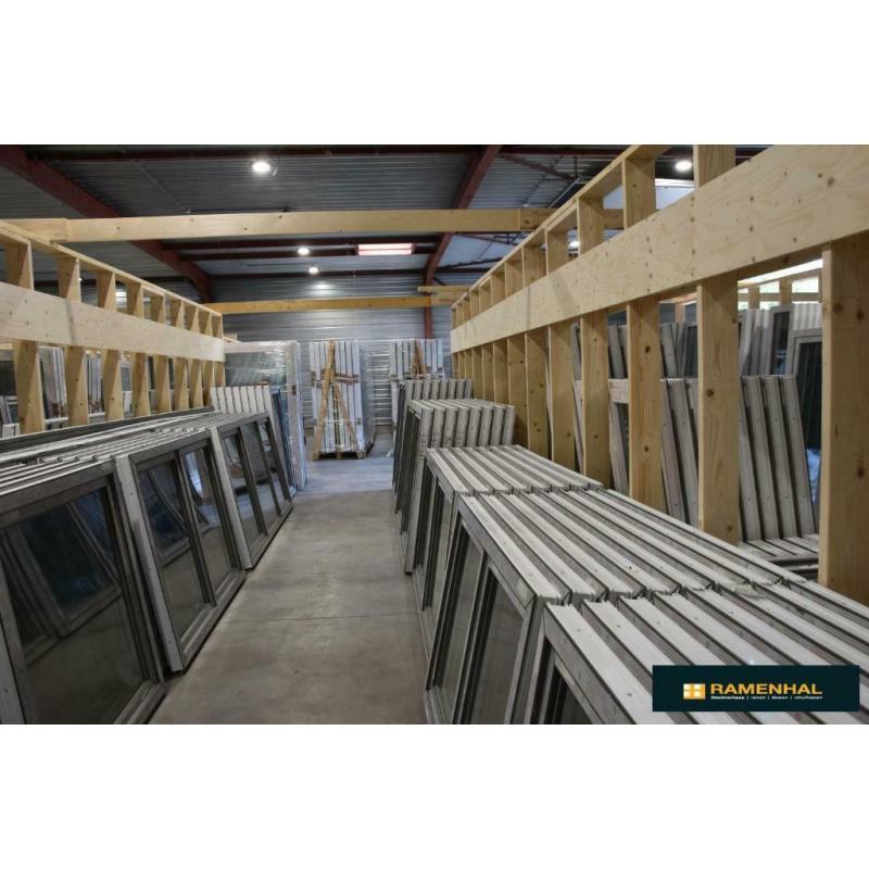 Fenêtres coulissantes, portes, fenêtres 5000 pièces Stock ve