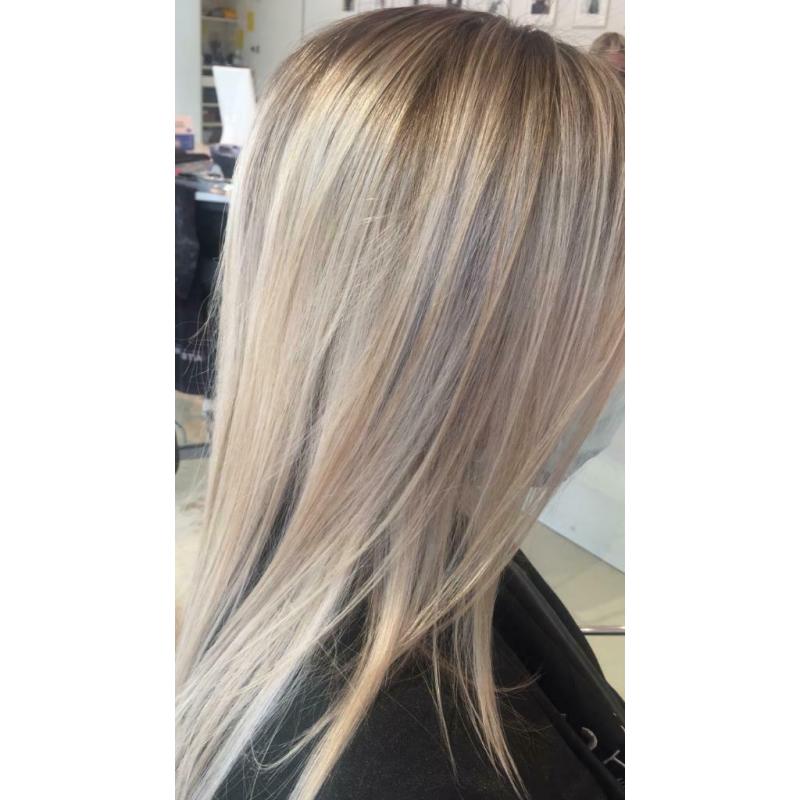 Coiffeuse & Esthéticienne & Styliste ongulaire