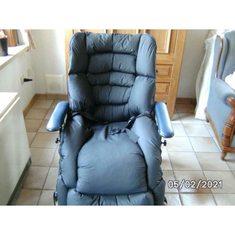 Een zitorthese rolstoel met hoofdsteun voor small personen