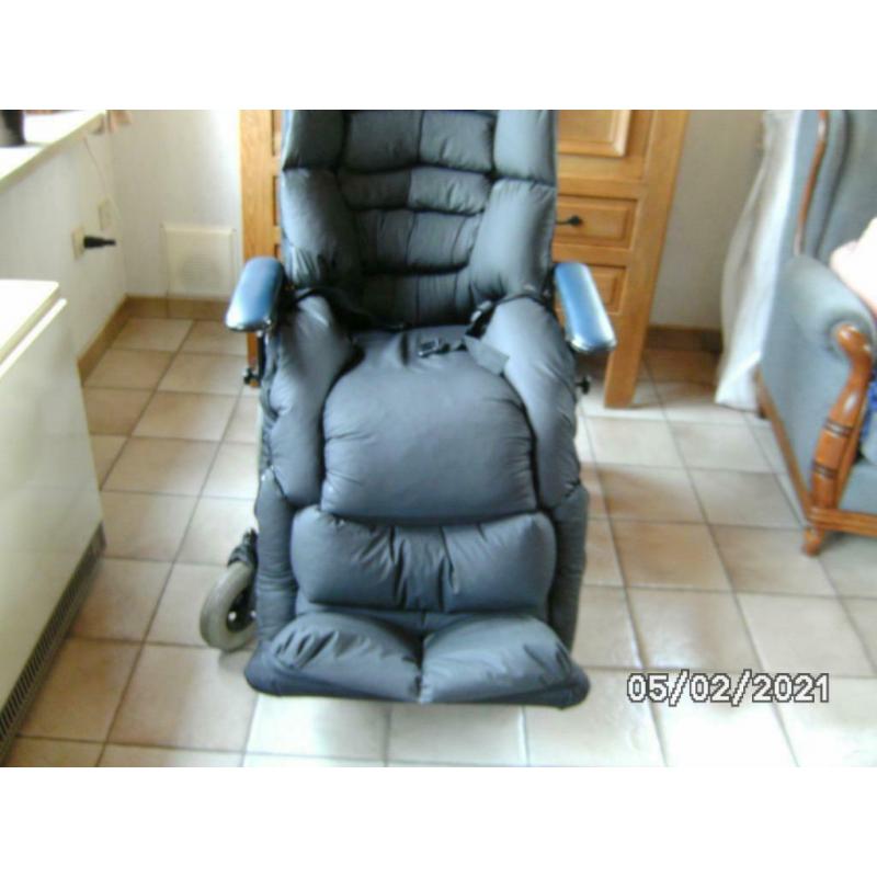 Een zitorthese rolstoel met hoofdsteun voor small personen