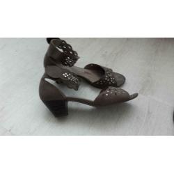 Zomer schoenen, taupe met steentjes, suéde leer, hakje 3 cm