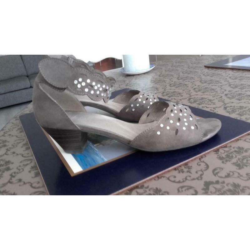 Zomer schoenen, taupe met steentjes, suéde leer, hakje 3 cm