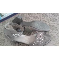Zomer schoenen, taupe met steentjes, suéde leer, hakje 3 cm