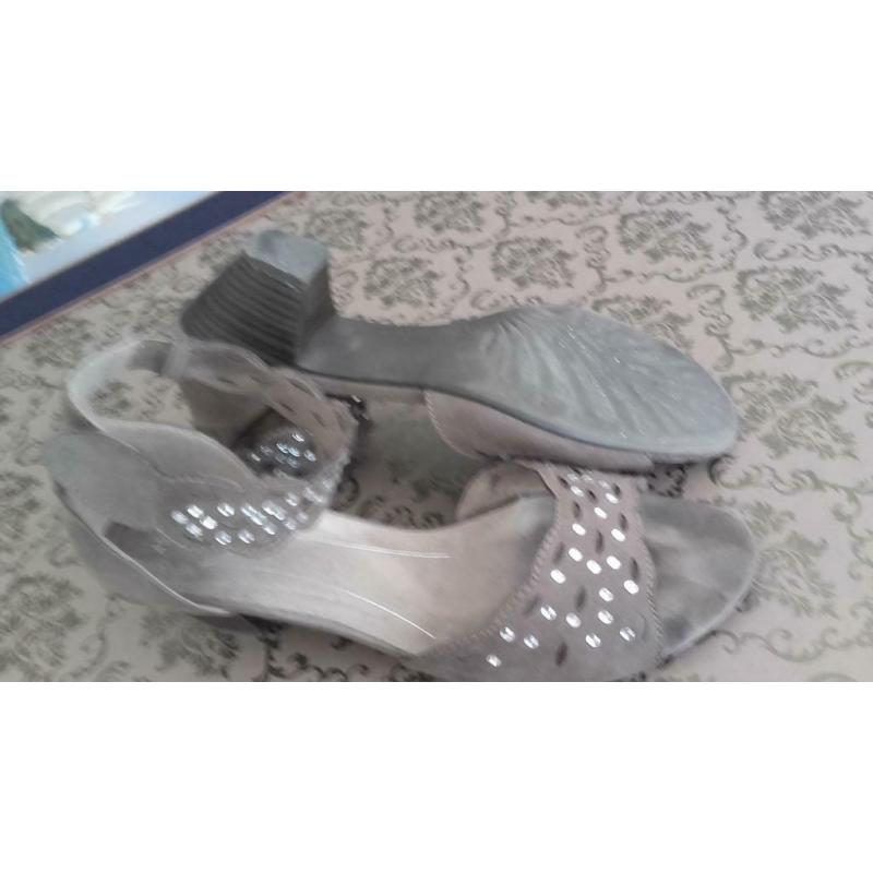 Zomer schoenen, taupe met steentjes, suéde leer, hakje 3 cm