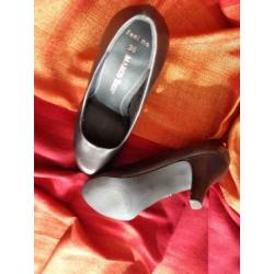 Escarpin Très Class , Effets métal gris , taille 36