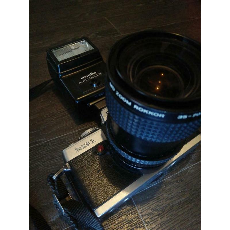 Camera's minolta XG1 met flitser en canon AE-1