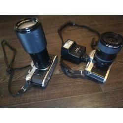 Camera's minolta XG1 met flitser en canon AE-1