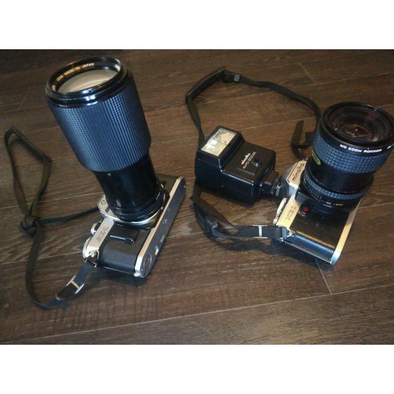 Camera's minolta XG1 met flitser en canon AE-1