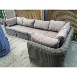 Mooi lounge salon 5 zit+ enkel en bijpassend tafeltje