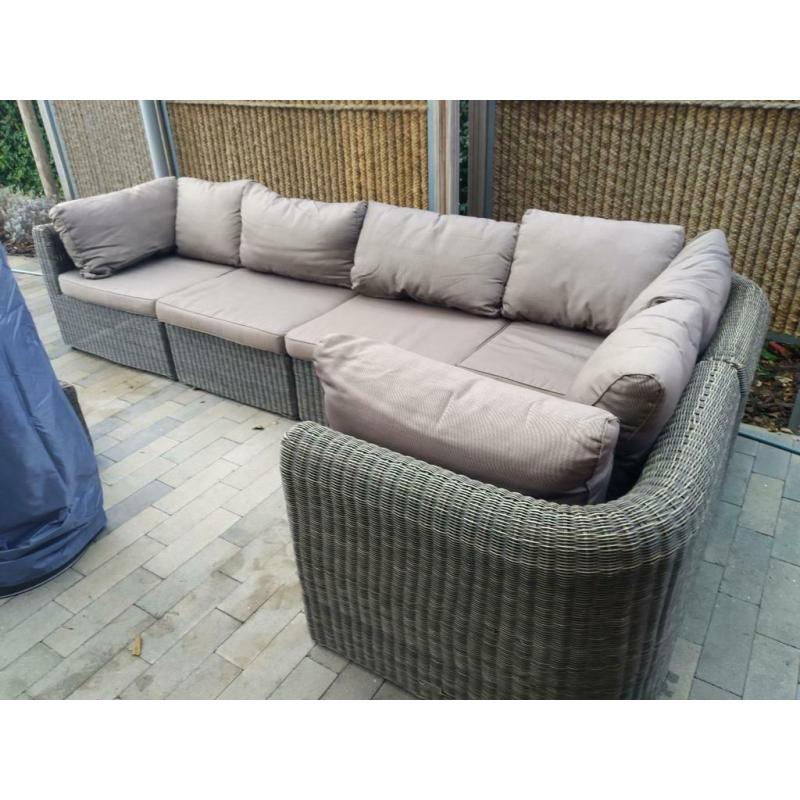 Mooi lounge salon 5 zit+ enkel en bijpassend tafeltje