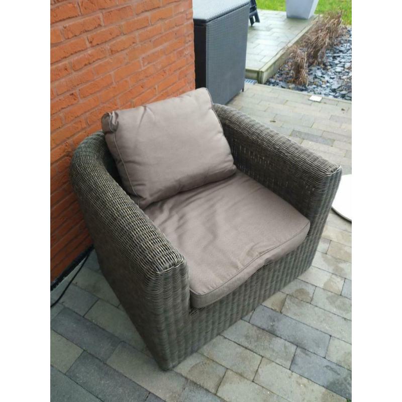 Mooi lounge salon 5 zit+ enkel en bijpassend tafeltje