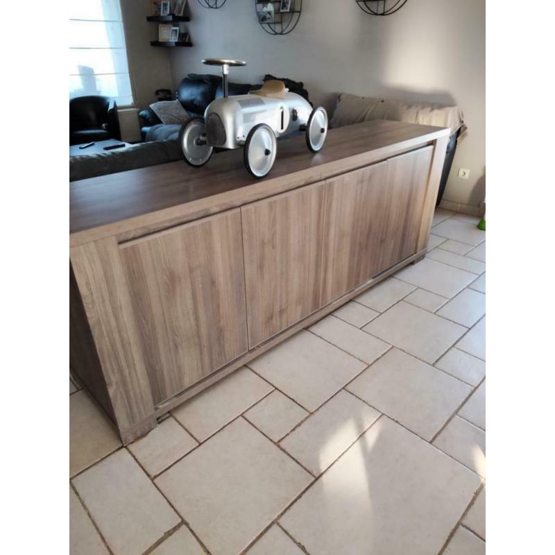 Dressoir, barkast en tafel.