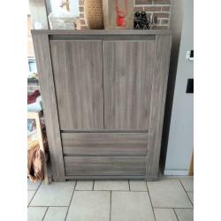 Dressoir, barkast en tafel.