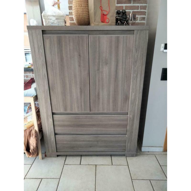 Dressoir, barkast en tafel.