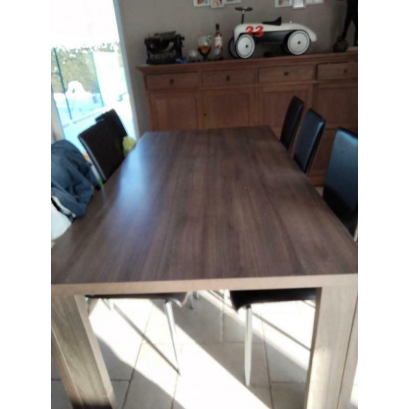 Dressoir, barkast en tafel.