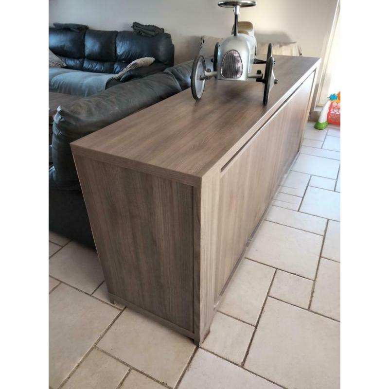 Dressoir, barkast en tafel.